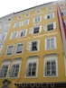Самый знаменитый дом Австрии. Окна на четвертом этаже - место рождения великого Моцарта