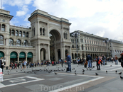 В 1865—1877 годах на северной стороне площади было возведено здание одного из крупнейших европейских пассажей — Галереи Виктора Эммануила II.