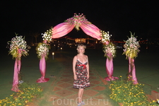 арка молодеженов (свадьба в отеле проходила)