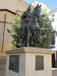 На одной из небольших площадей обнаружился памятник королю Альфонсо VIII, который освободил город от мавров в 1177 году.