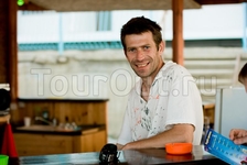 Бармен Бобби в баре на пляже