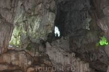 Провалились в пещеру. нам бы только до выхода (дырку видите?) доползти... 