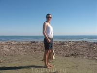 Пляж Финикудес - центральный пляж Ларнаки.
Фото сделано в декабре - сразу видно, что не сезон, т.к. вот такие водоросли  лежат толстым слоем длиною в ...