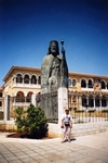 У дворца первого Президента Республики Кипр архиепископа Макариоса.