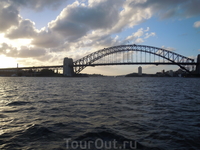 Harbor Bridge - символ Сиднея. На моторке мы проплыли под ним, рассматривали металлические конструкции возведенные на такой высоте, чтобы к порту свободно ...