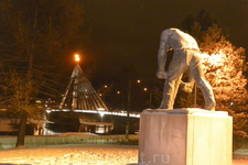 Памятник Парню - восстановителям Рованиеми после Второй мировой войны