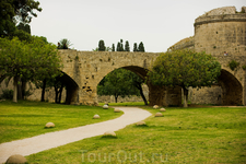 Весь стары город Родоса окружен четырех километровой средневековой Городской стеной 
Этот крепостной ров должен был заполняться водой.