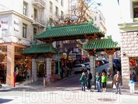 Чайнатаун города Сан-Франциско расположен в районе North Beach, и это старейшая и крупнейшая китайская община за пределами Азии. Была основана в 1850 году. 