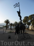 Памятник борцам за свободу на утренней набережной Эйлата
