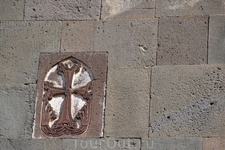 рхитектурные формы и орнаментальное убранство скальных помещений Гегарда свидетельствуют об умении армянских строителей не только возводить из камня, но и высекать в скальном массиве высокохудожествен