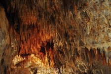 Оранжевый,желтый,коричневый,белый, преобладающие цвета в пещере.