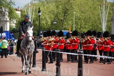 Смена караула у королевского Букингемского дворца является одной из самых известных и популярных у туристов лондонских традиций.