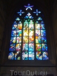 витражные стрельчатые окна собора Святого Вита.