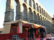 Возле акведука рабочие практически закончили монтировать сцену с тронами для Los Reyes Magos. Праздник все ближе, до автобуса остается все меньше времени ...
