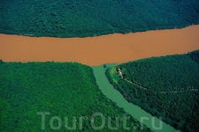 Слияние реки Уругвай и ее притока