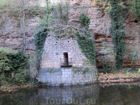 Скалы, на которых стоит замок, спускаются к реке. Здесь, очевидно, один из потайных выходов из замка. Говорят, что замок связывают с городом тайные подземные ...