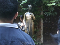 Это бронзовая скульптура Джульетты. Подойти ближе не было возможности, пришлось фотографировать через плечо впереди стоящего