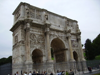 Старинная арка - какая-то историческая ценность - ничего на итальянском не поняла:)