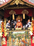 Всегда традиционна для праздника главная возглавляющая фестивальную процессию повозка, на которой сидит маленький мальчик – символ божества храма Ясака ...