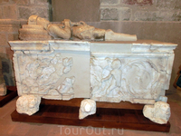 Из общего числа древностей выделяется вот этот саркофаг XVI века, произведение Vasco de la Zarza.