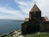 Озеро Севан, которое называют армянским Байкалом. У него стоит храм Севанаванк.