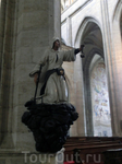 Статуя рудокопа внутри собора.