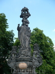 Св. Каетан Тиенский, защитник от эпидемий, основатель ордена театинцев рядом с чумной колонной.