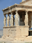 Каменные кариатиды Эрехтейона, поддерживающие кровлю храма, сегодня, вероятно, наиболее известный символ афинского Акрополя. Это совершенно уникальный памятник, не имеющий аналогий в древнегреческой а