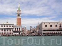 обычный транспорт в Венеции - водное такси, вот на нём и добираемся из порта к центральной площади...