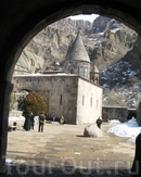 Здание монастыря Гегард. Вид со стороны центральных ворот.