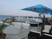 пляж и кафе около гостиницы Sunny Bay