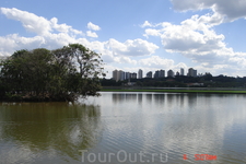 Куритиба. Парк Бариги. Очень большой по площади парк с озерами и лужайками, среди которых проложены велосипедные и беговые дорожки