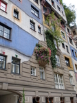 Дом Хундертвассера-окна разной величины,каждый цвет-это отдельная квартира.Весь ассиметричен