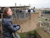 Внизу Римский Форум.
Я стою на холме Палатин. Обзорная площадка.