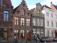 Для меня строения в Брюгге перекликаются с  Амстердамом,архитектура,стиль,вот только в Брюгге,как мне показалось,старых(по времени постройки)зданий я увидела ...