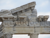 Головы "медуз" на храме Апполона