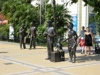 Памятник героям фильма "Бриллиантовая рука" у Морвокзала