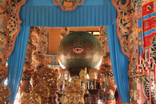 Предмет поклонения в Као Дай - &quotбожественное всевидящее око&quot.