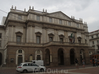 Театр Ла Скала в Милане. Строили его в 18 веке, и так как он стоял сразу за другим зданием, его решили не украшать, а потом то здание снесли.