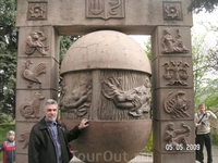 этот астрологический атрибут находится у входа в парк Железноводска