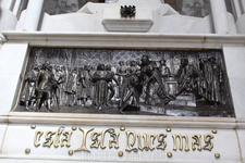 Мавзолей украшают панно. На этом изображен Колумб представший перед двором, вернувшись из очередного плавания