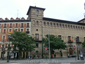 На проспекте много красивых зданий. Например это - здание в котором сейчас размещается верховный суд Арагона, ранее бывшее дворцом - palacio de los Luna ...