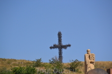 Памятник армянскому алфавиту расположен на восточном склоне горы Арагац 