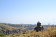 В 1026 году, по повелению прославленного военачальника Ваграма Пахлавуни, в крепости сооружается одна из лучших по своему благородному изяществу церквей Армении. Зодчий воздвиг церковь на суровом утёс