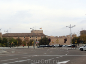 От станции к историческому центру мы решили идти пешком, по пути увидели дворец Aljafería, который мы планировали посмотреть ближе к вечеру, на обратном ...