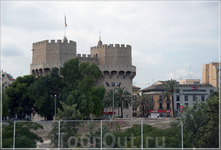 Из эпохи средневековья в Валенсии сохранились фрагменты крепостной стены, защищавшей город: укрепленные ворота Торрес де Серранос и Торрес де Куарте.