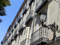 Старые улицы испанской столицы, чистые, очень узкие, вся красота которых в деталях - фонарики, балкончики.
