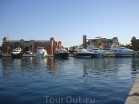 Марина - порт в Эль Гуне. Прекрасное место лоя прогулки. Такого количества самых разных частных яхт я нигде не видела