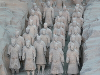 Легендарная армия, получившая название Терракотовой (по названию материала, из которого сделаны статуи), была случайно обнаружена китайскими крестьянами в марте 1974 года во время построения местной о