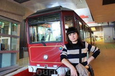 Peak Tram– старинный канатный трамвай, который, двигаясь перпендикулярно склону, доставляет на самую высокую точку Гонконга - Пик Виктория